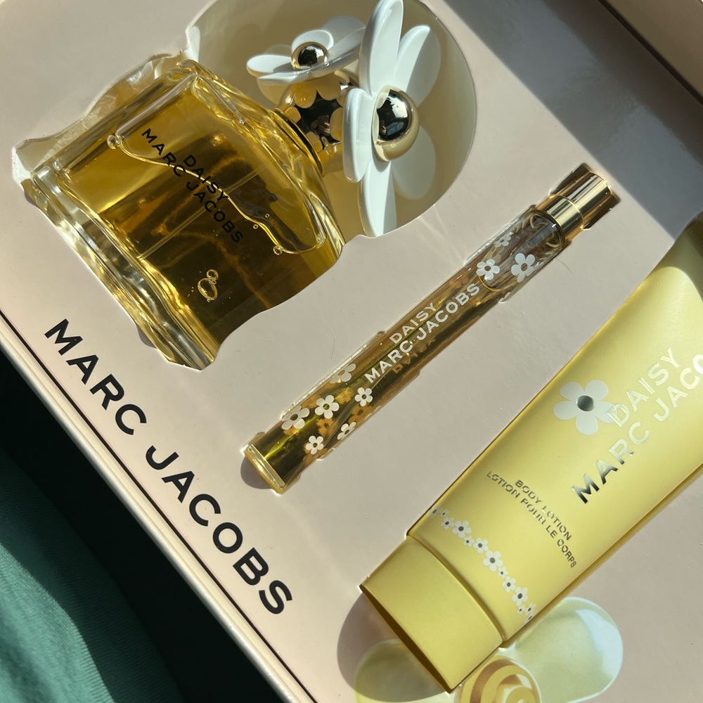 Marc Jacobs Daisy Fragrance Set in Gold and White